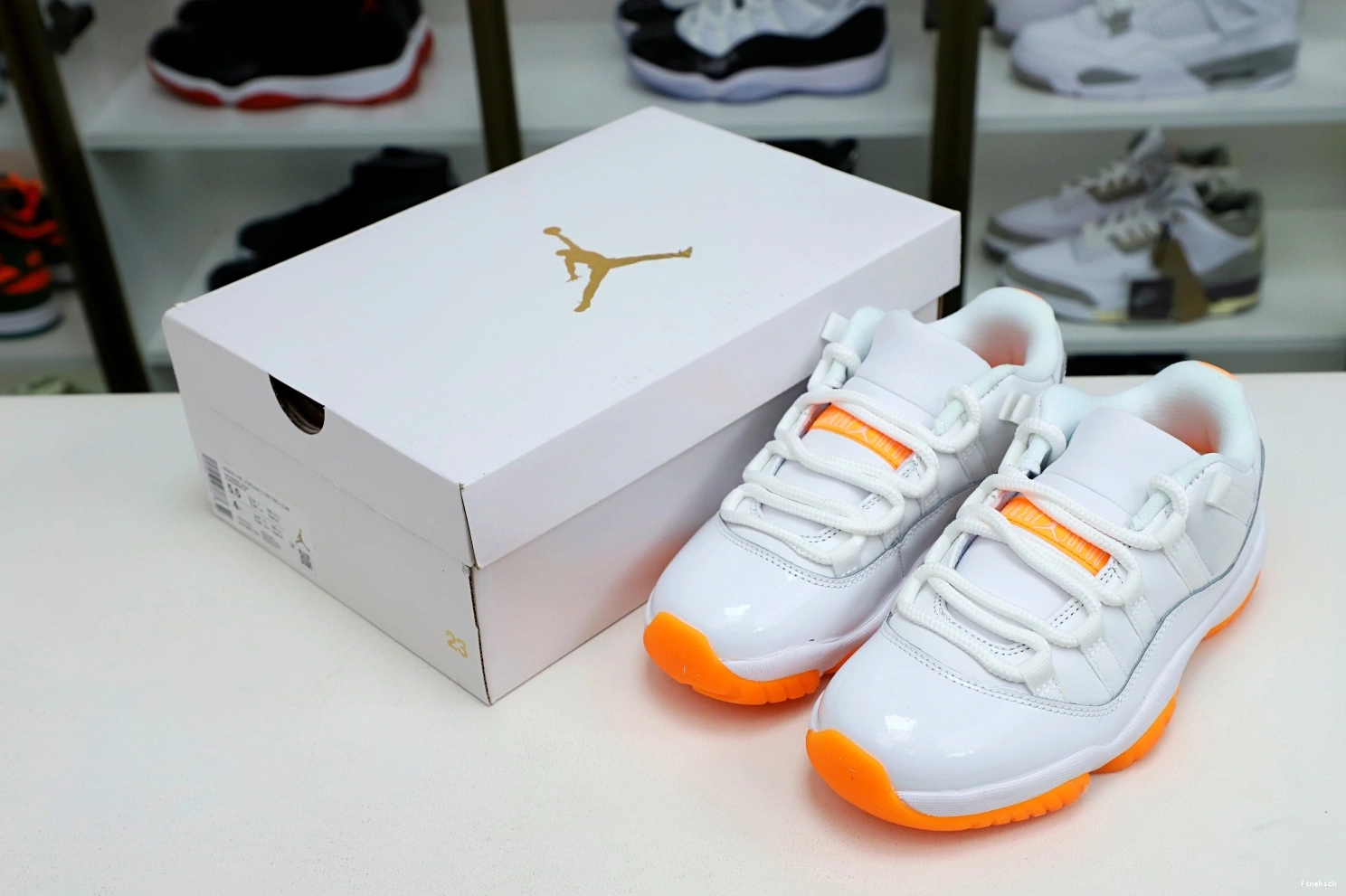 RETRO WMNS LOW 11 JORDAN CITRUS' AIR 'BRIGHT 0810